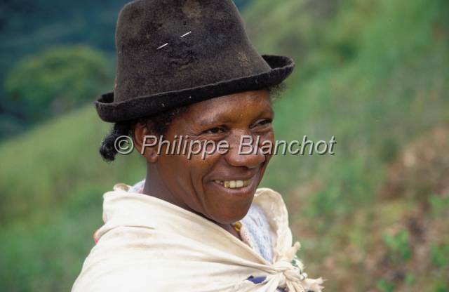 yungas bolivie  03.JPG - Femme Morena (Noire) avec le châpeau traditionnel andinTocana CoroicoYungas de Bolivie